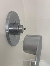 Shower knob not secure fell off and soon as turn .