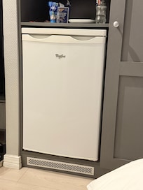 Kjøleskap på rommet.