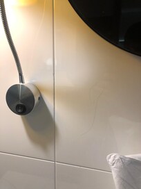Cheveux sur la tĂȘte de lit