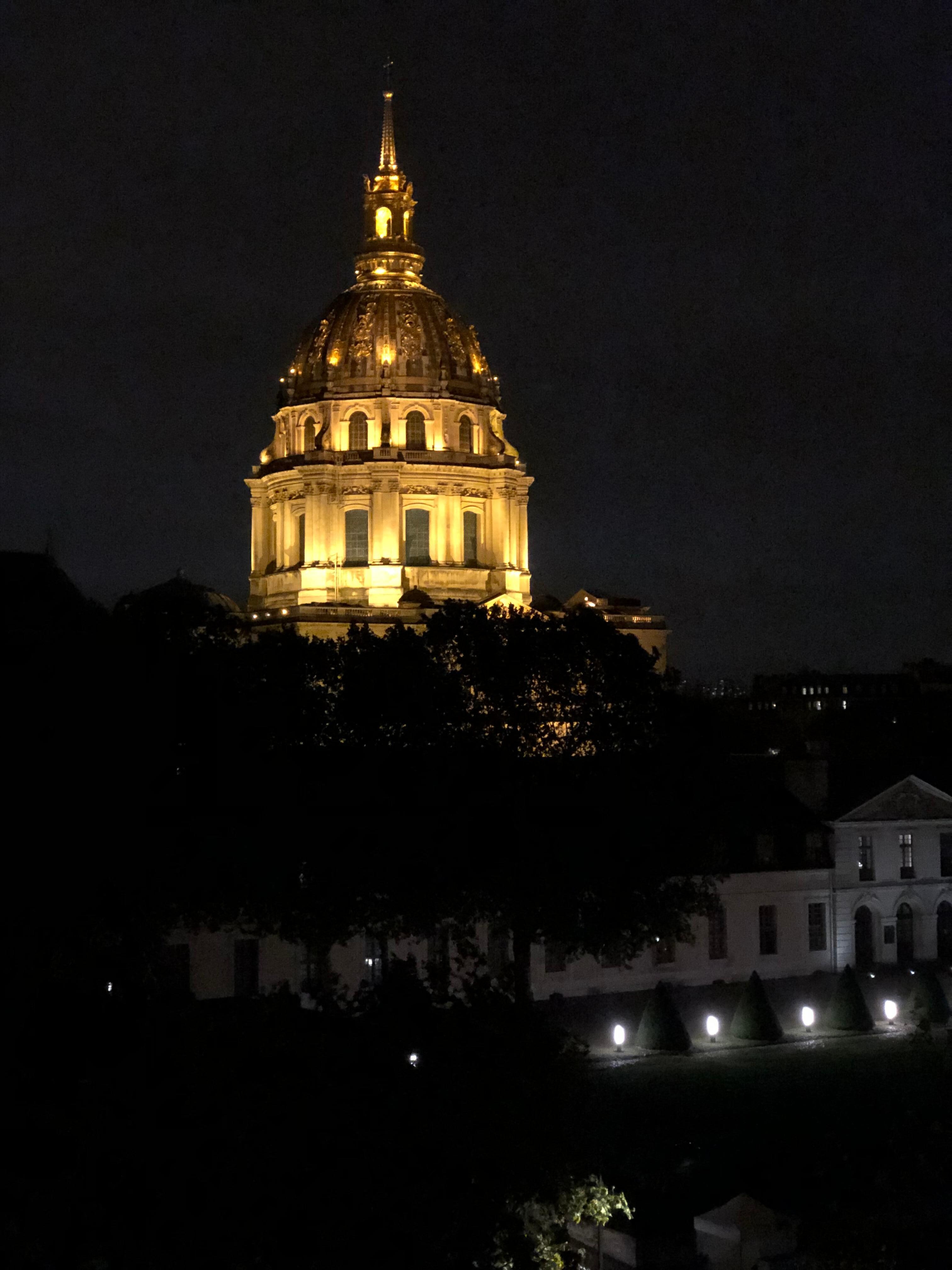 Vista do quarto Ć noite.