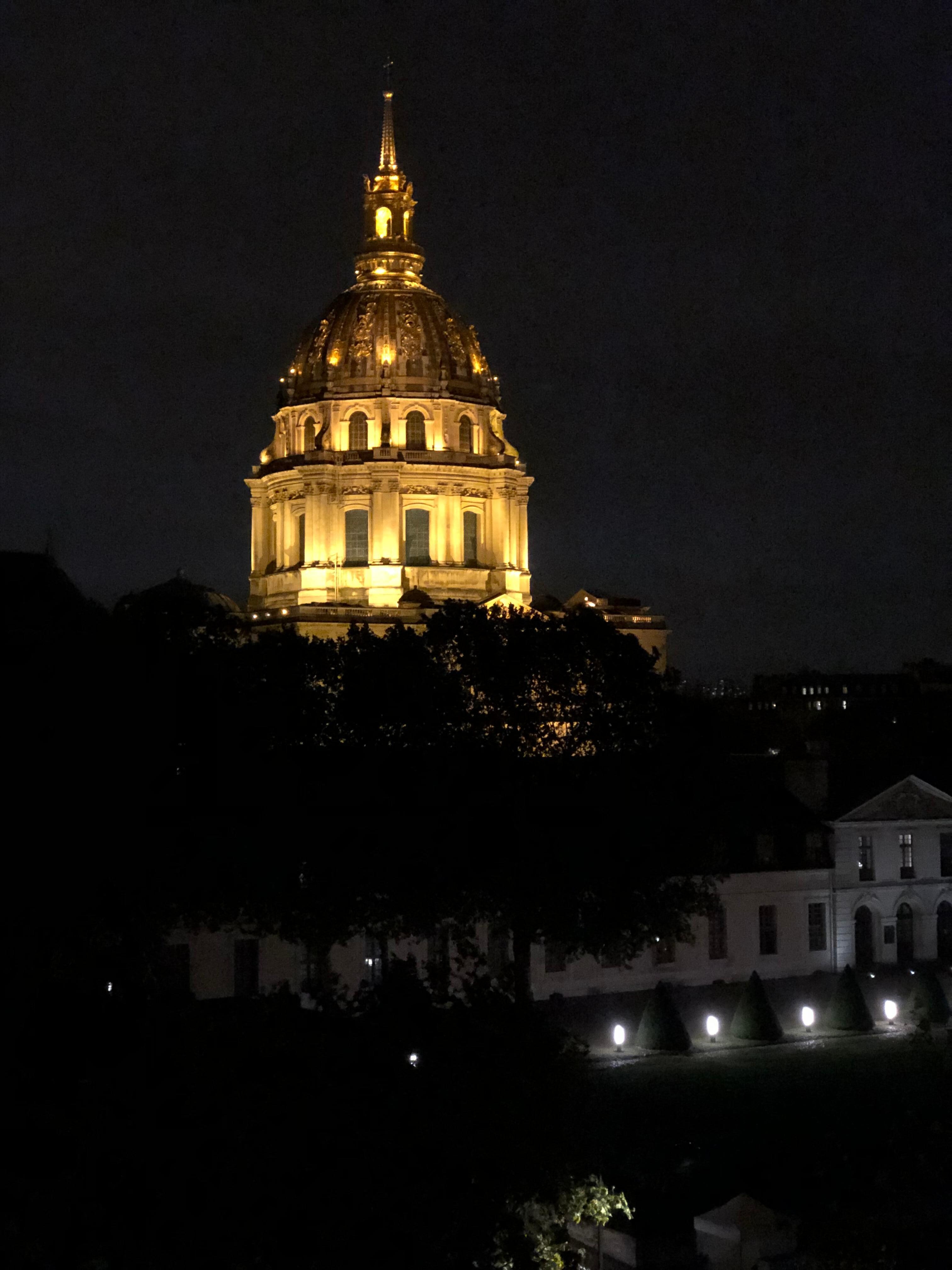 Vista do quarto à noite.