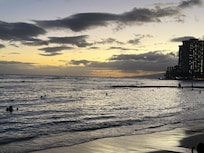 Waikīkī beach just 2 mins away