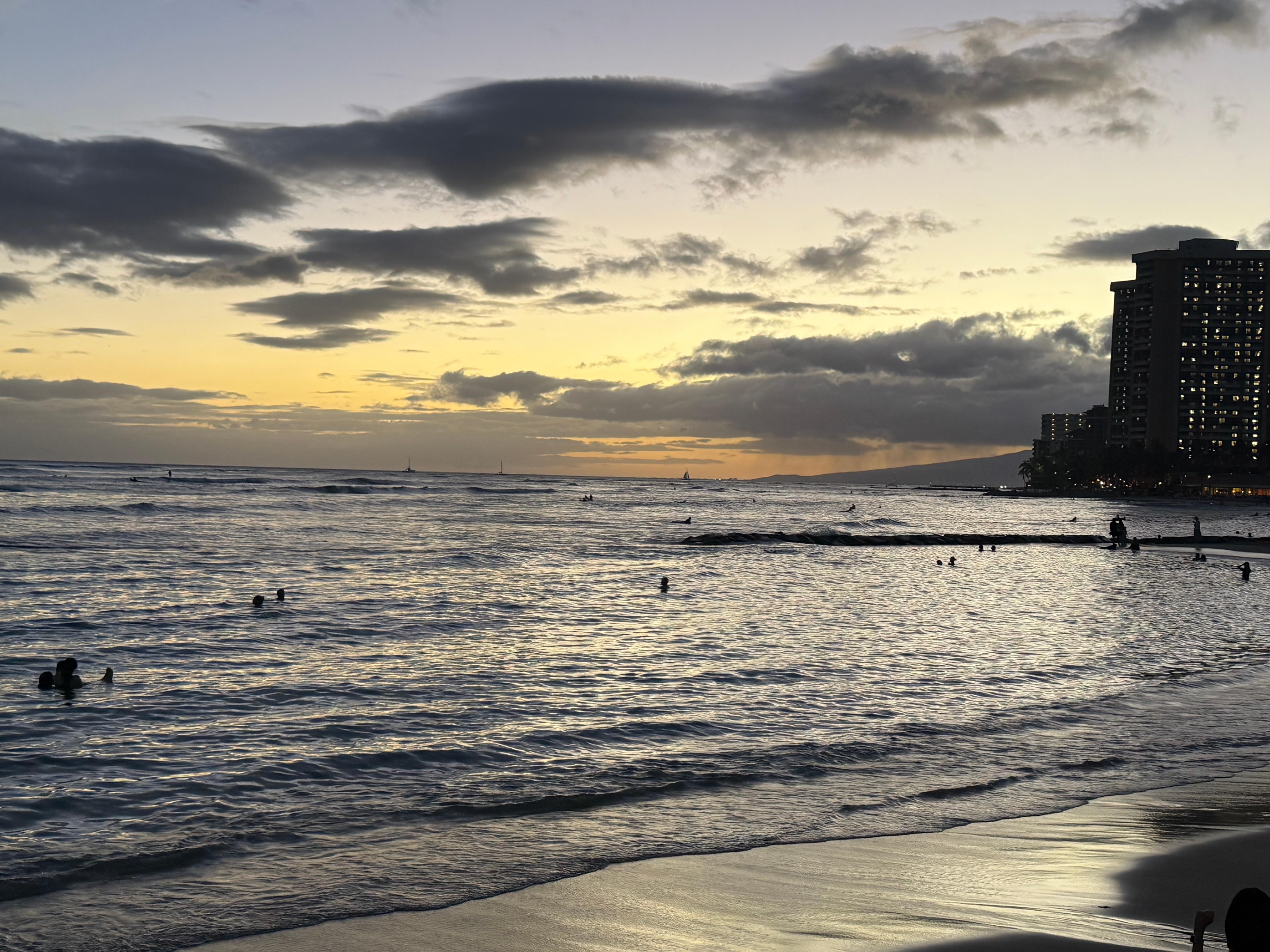 Waikīkī beach just 2 mins away