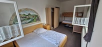 Der Standort des Etagenbettes hat auch entgegen der Fotos geändert. Zudem gibt's es hier auch ein Babybett.
