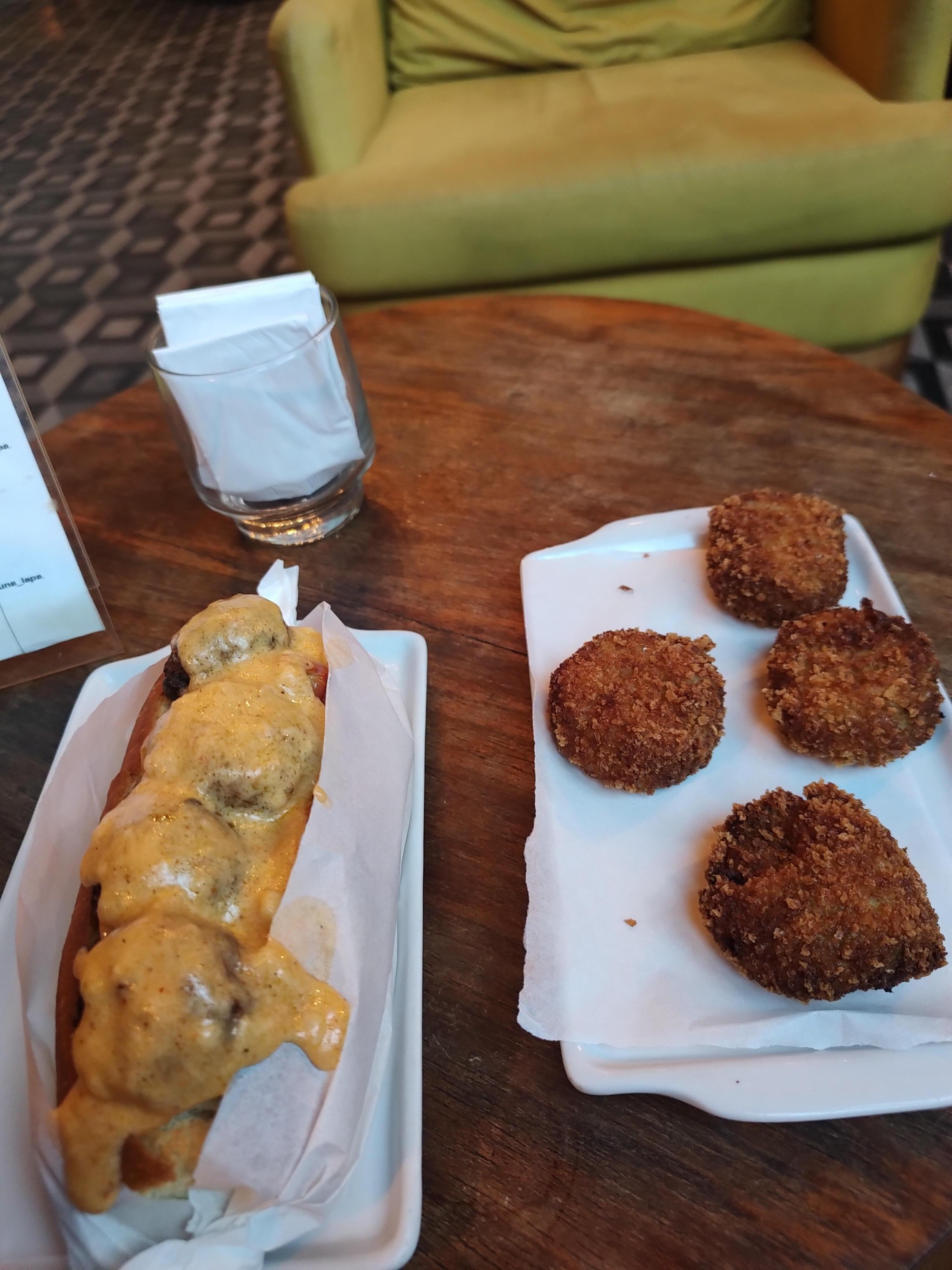 Comida vegana/vegetariana de primeira! Croquetas veganas de cogumelo super crocantes e temperadas. O lanche vegetariano jupiteria saborosíssimo!