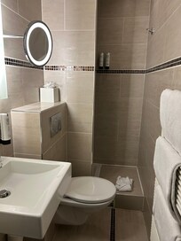 Gick inte att sitta på toaletten benen slog i kaklet duschen ca 70x70 för liten för en normal svensk