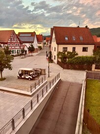 Näkymä ikkunasta etupihalle