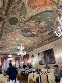 Een mooie ruime klassieke ontbijtzaal.