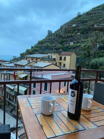 Yhteinen parveke asukkaiden käytössä