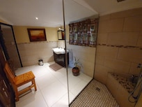 Honeymoon Chalet, Bad