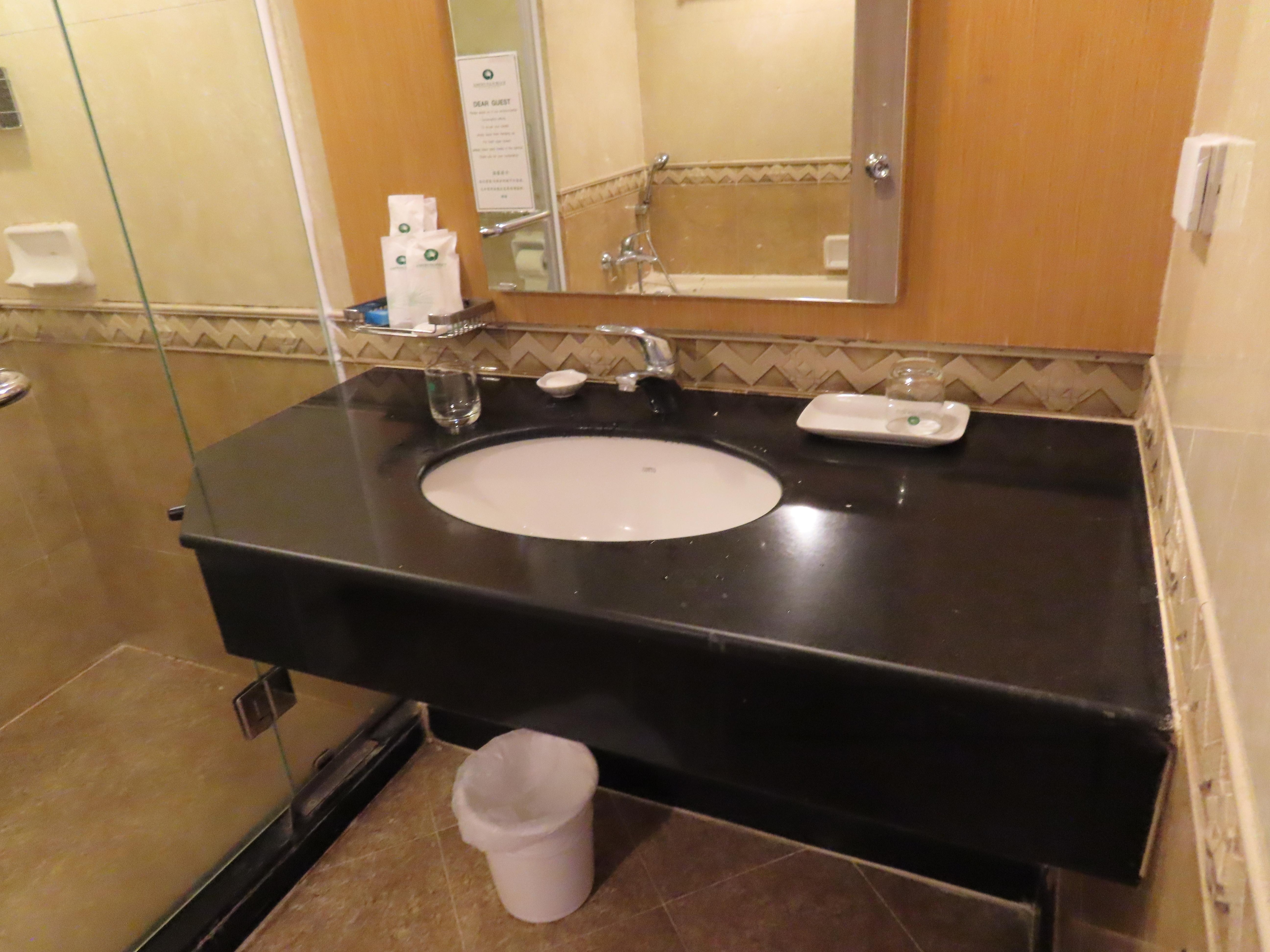 部屋によっては、古い。