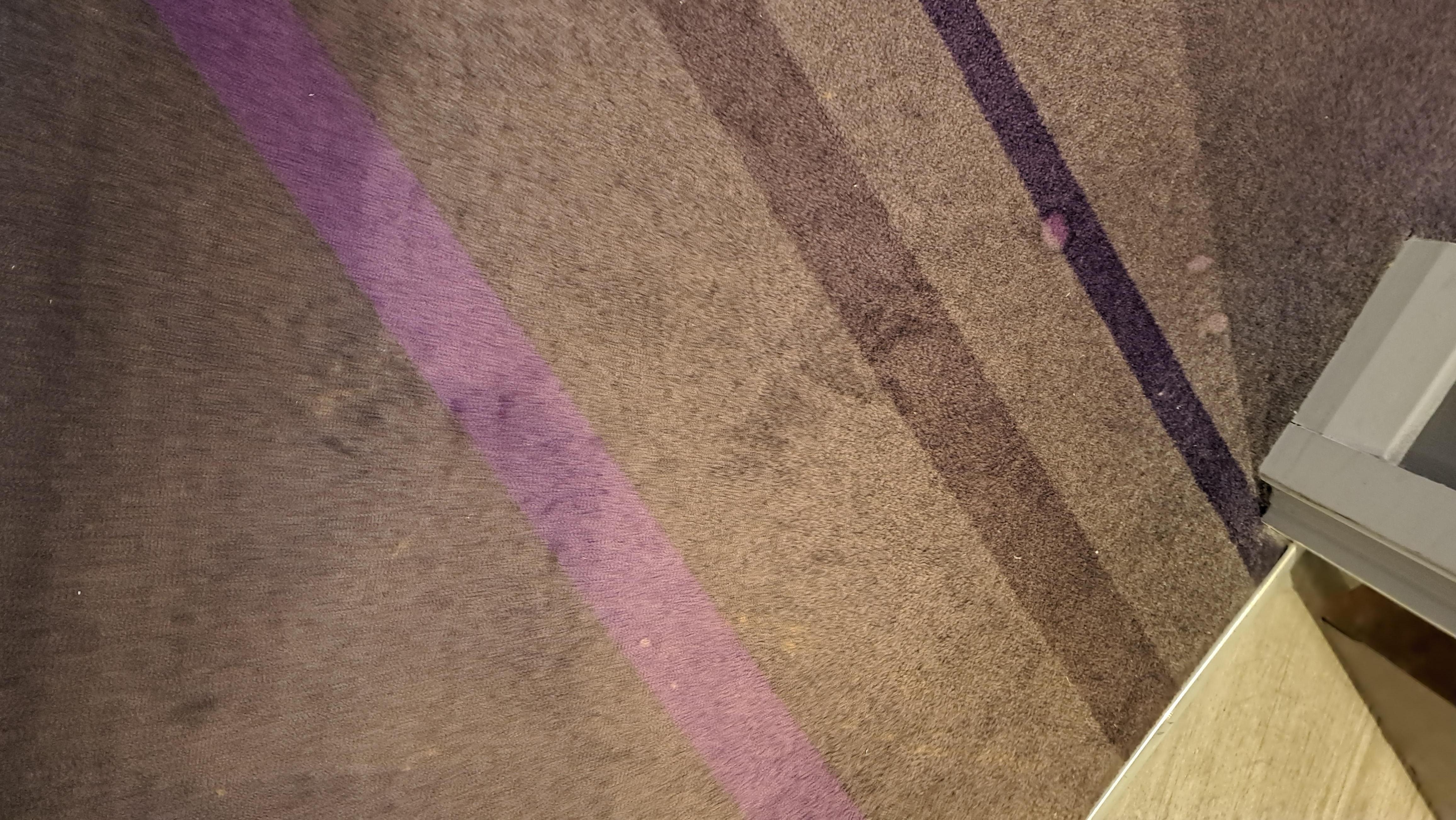 Auslegware mit Flecken überall,Zimmerservice muss an der Rezeption angefragt werden(ob gross oder klein),haben wir bei 4 ÜF 1x gemacht,um den Mülleimer leeren zu lassen