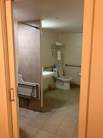 バスタブなしです。お部屋にレンジとコーヒーマシンも完備していました。
