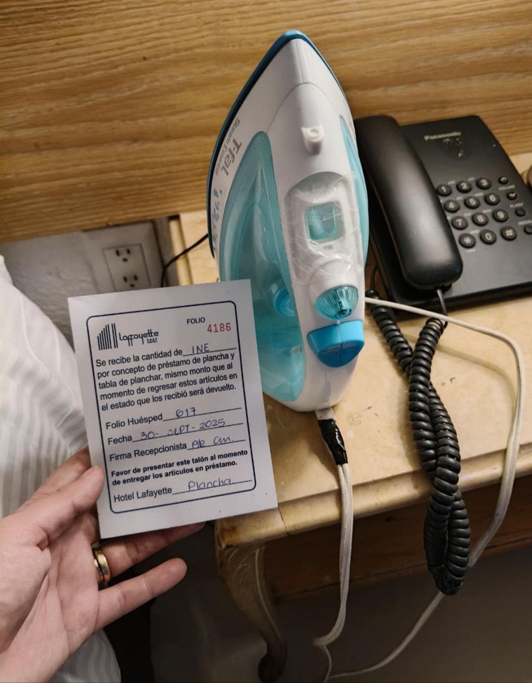 La plancha en muy malas condiciones con cinta en cables y tapando donde se pone el agua. El teléfono sin linea, si ocupabas algo de recepción tenías que bajar directamente.