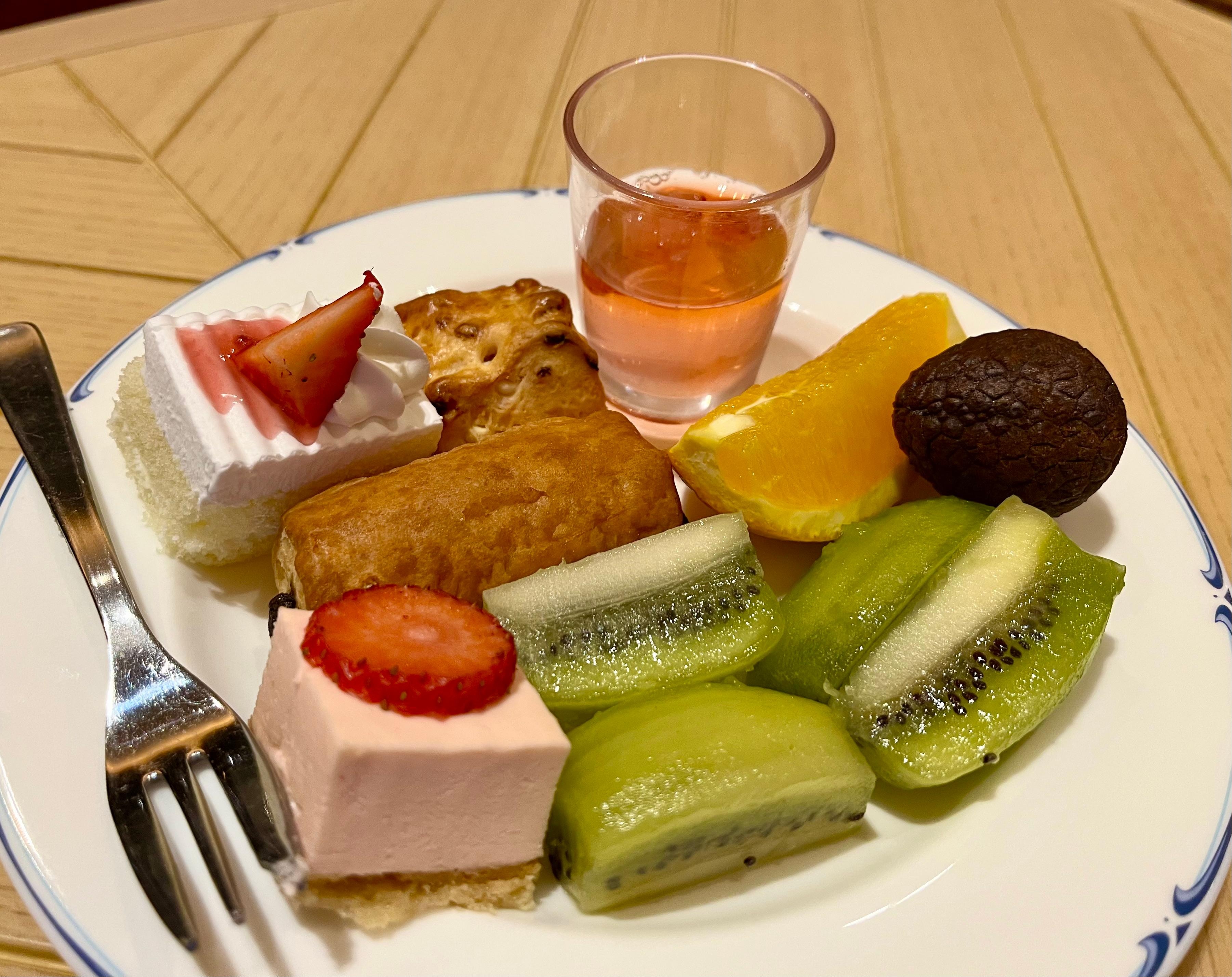 夕食はゴージャスなブュッフェ