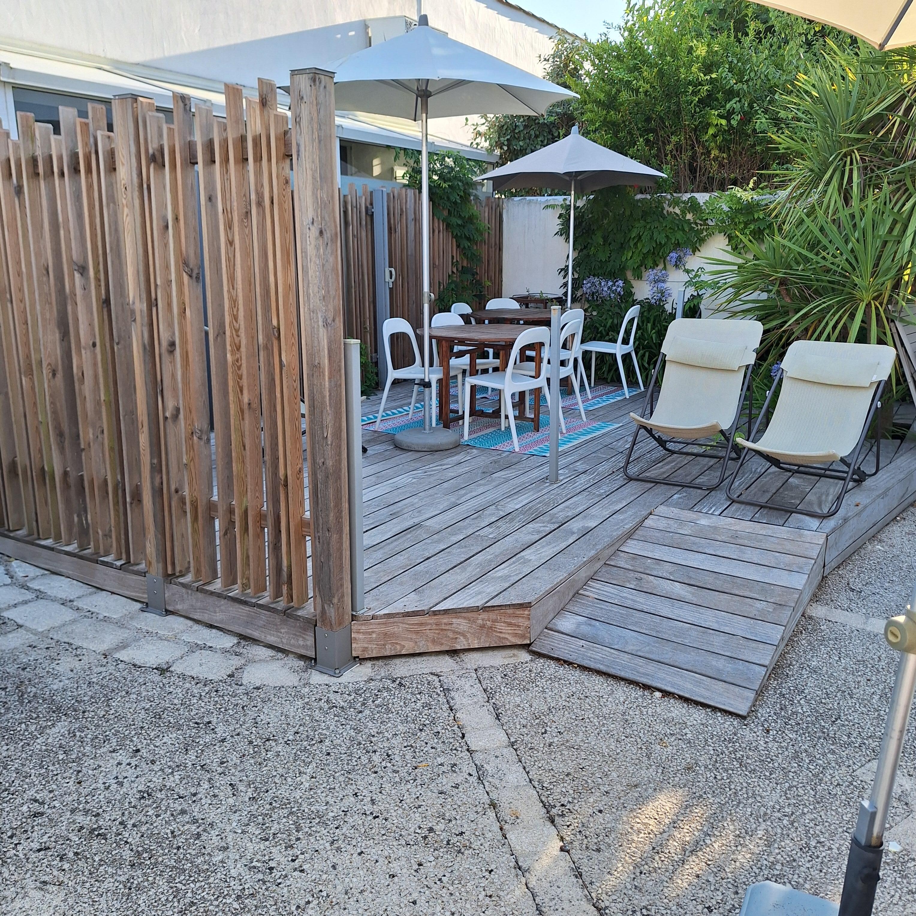 Aufenthaltsbereich der von mehrerer Wohnungen genutzt werden kann. Es sind mobile Trennwände vorhanden