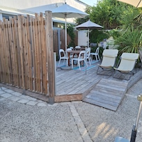 Aufenthaltsbereich der von mehrerer Wohnungen genutzt werden kann. Es sind mobile Trennwände vorhanden