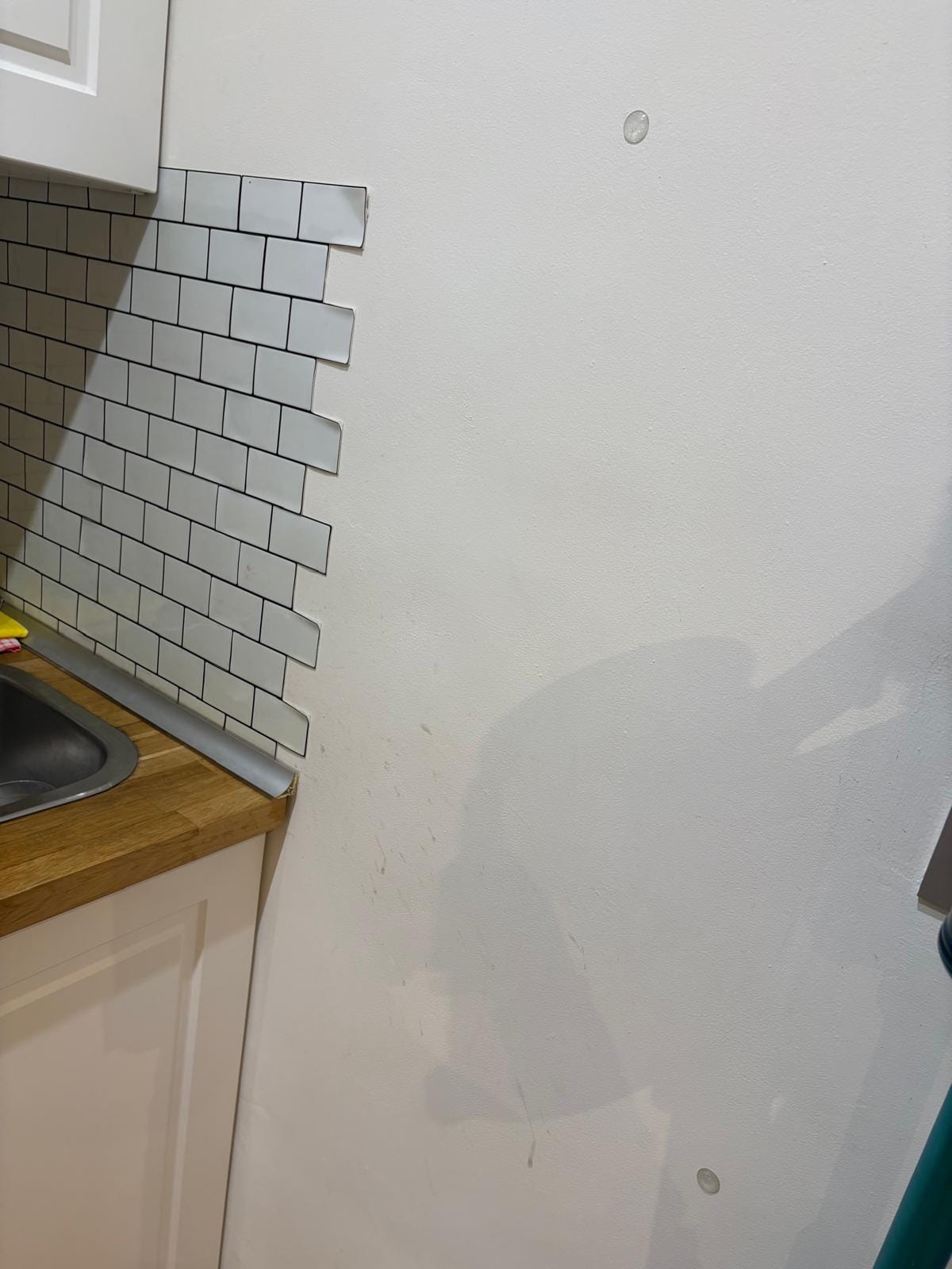 Wände in der Küche eklig schmutzig The kitchen wall is disgustingly dirty 