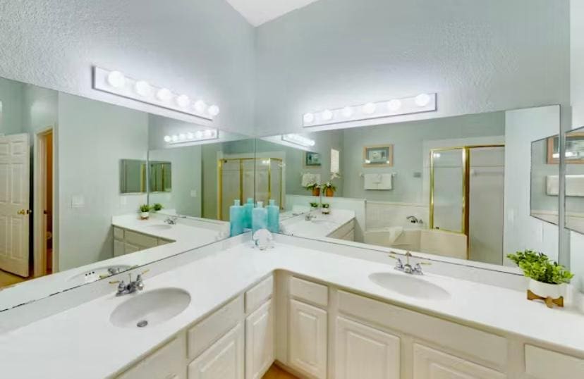Main bathroom 