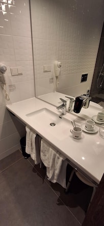 Well equipped bathroom with hairdryer and soap etc.