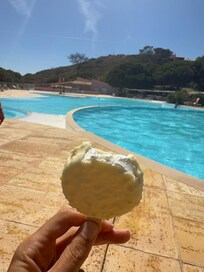 Am großen Pool gibt es auch einen Kiosk mit einem super sympathischen Mitarbeiter.