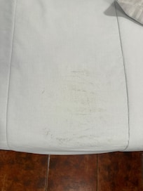 Había manchas como de pisadas en la cama.