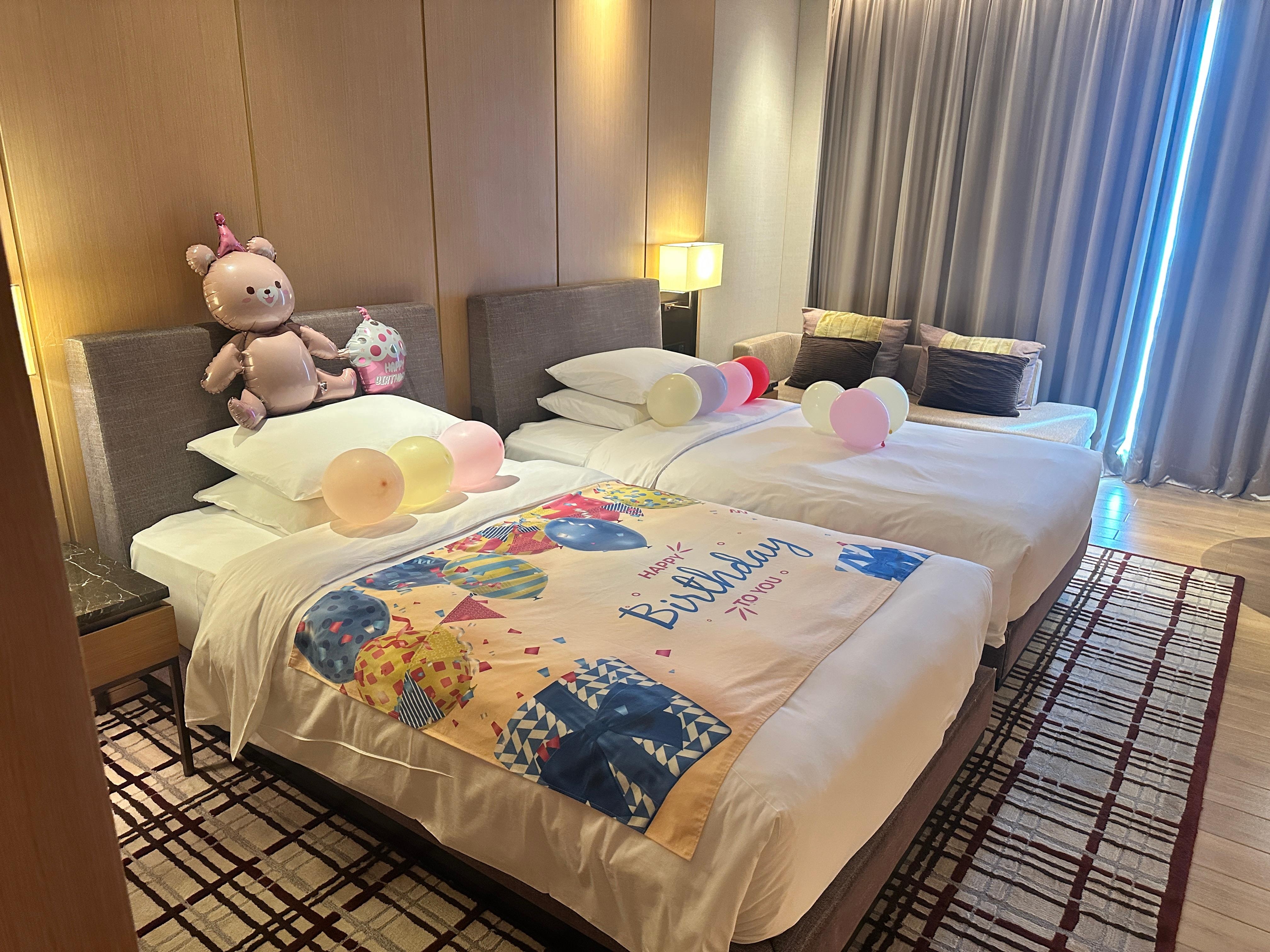 房間設置了生日佈置