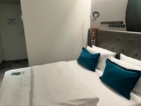 Lovely, clean, well decorated room. Very spacious by European standards.
