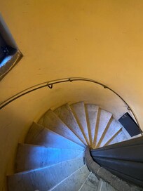 A escada de acesso aos quartos