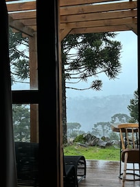 Leve neblina embelezando a vista.
