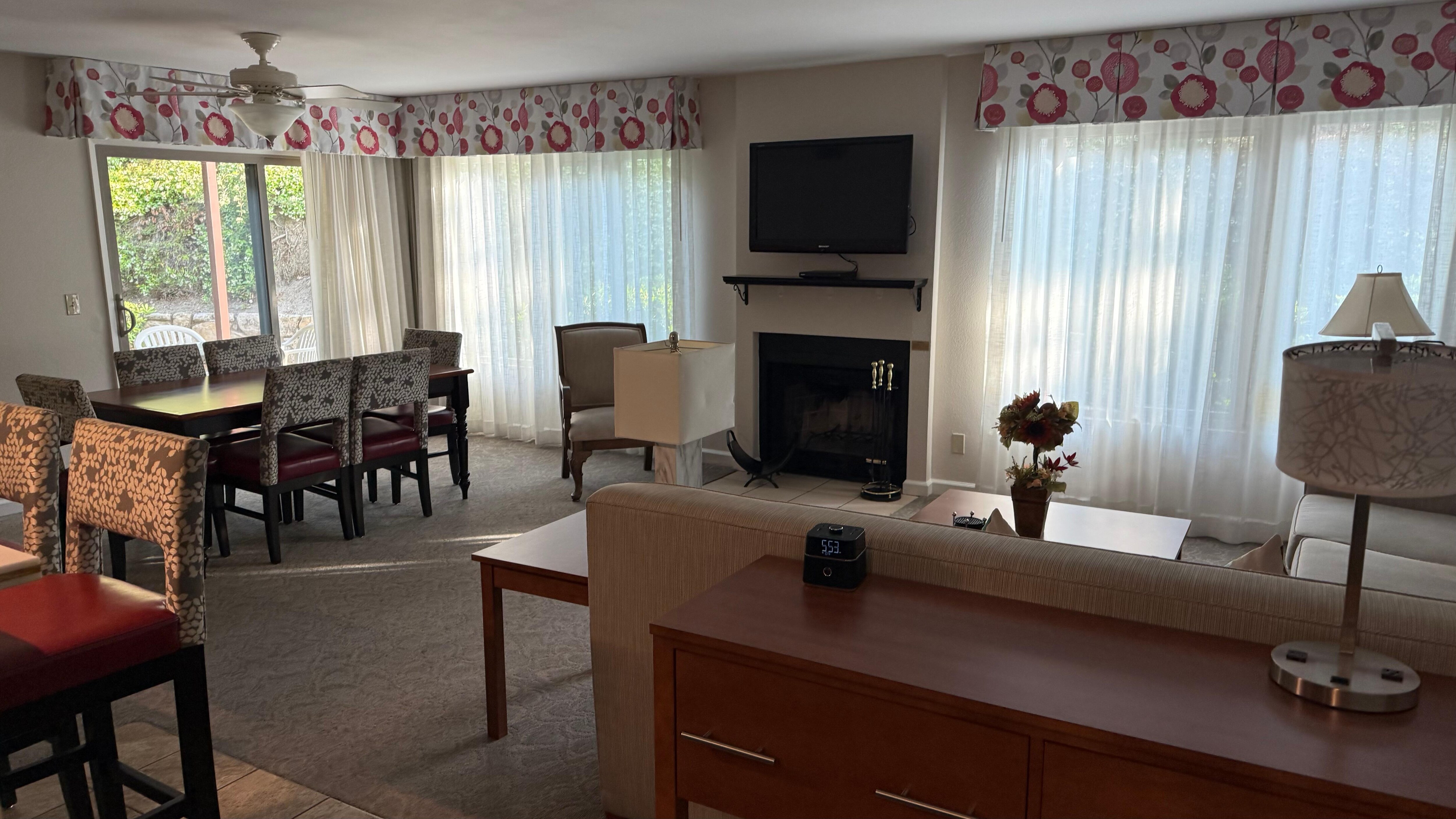 großzügiges Wohnzimmer 