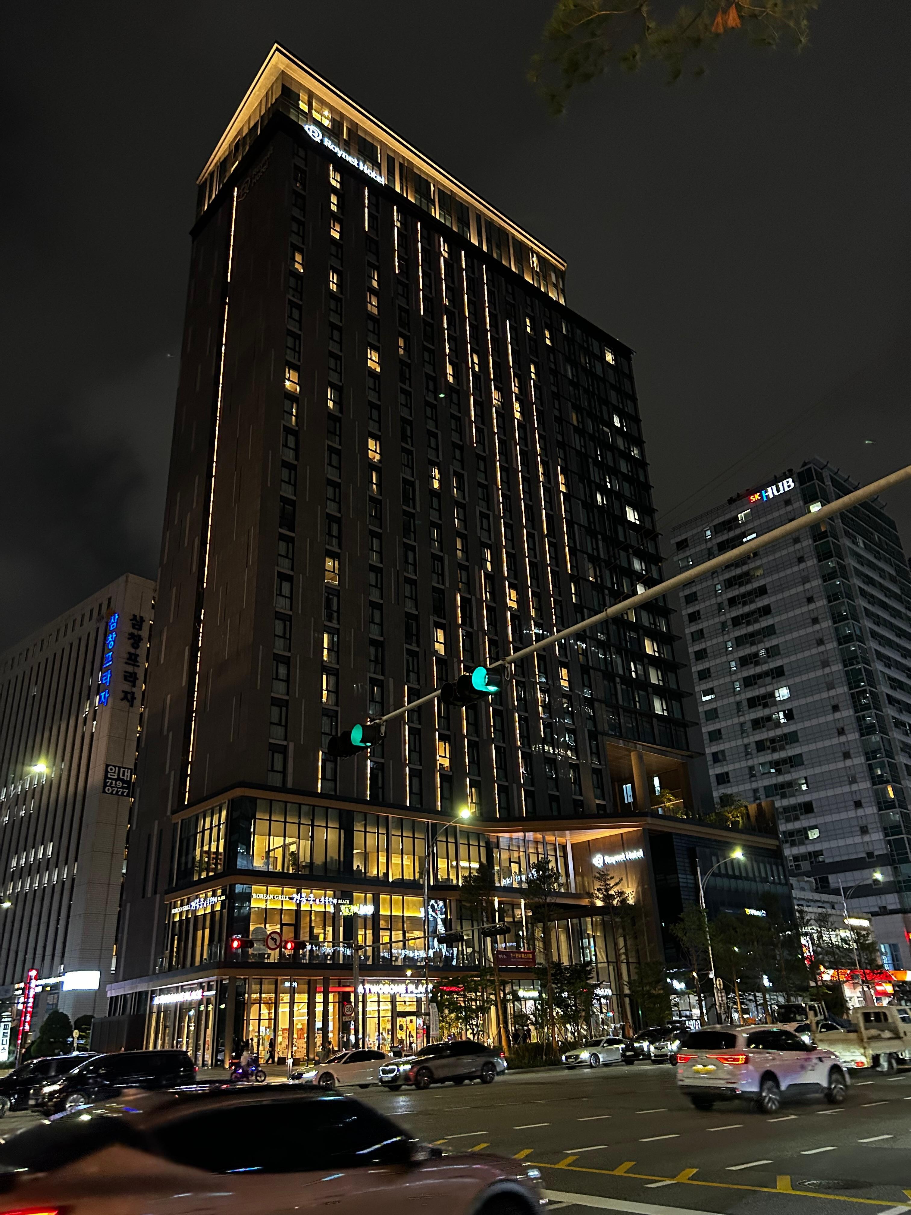 1Fカフェ、2Fレストラン、3Fロビー
天井が高くて広々