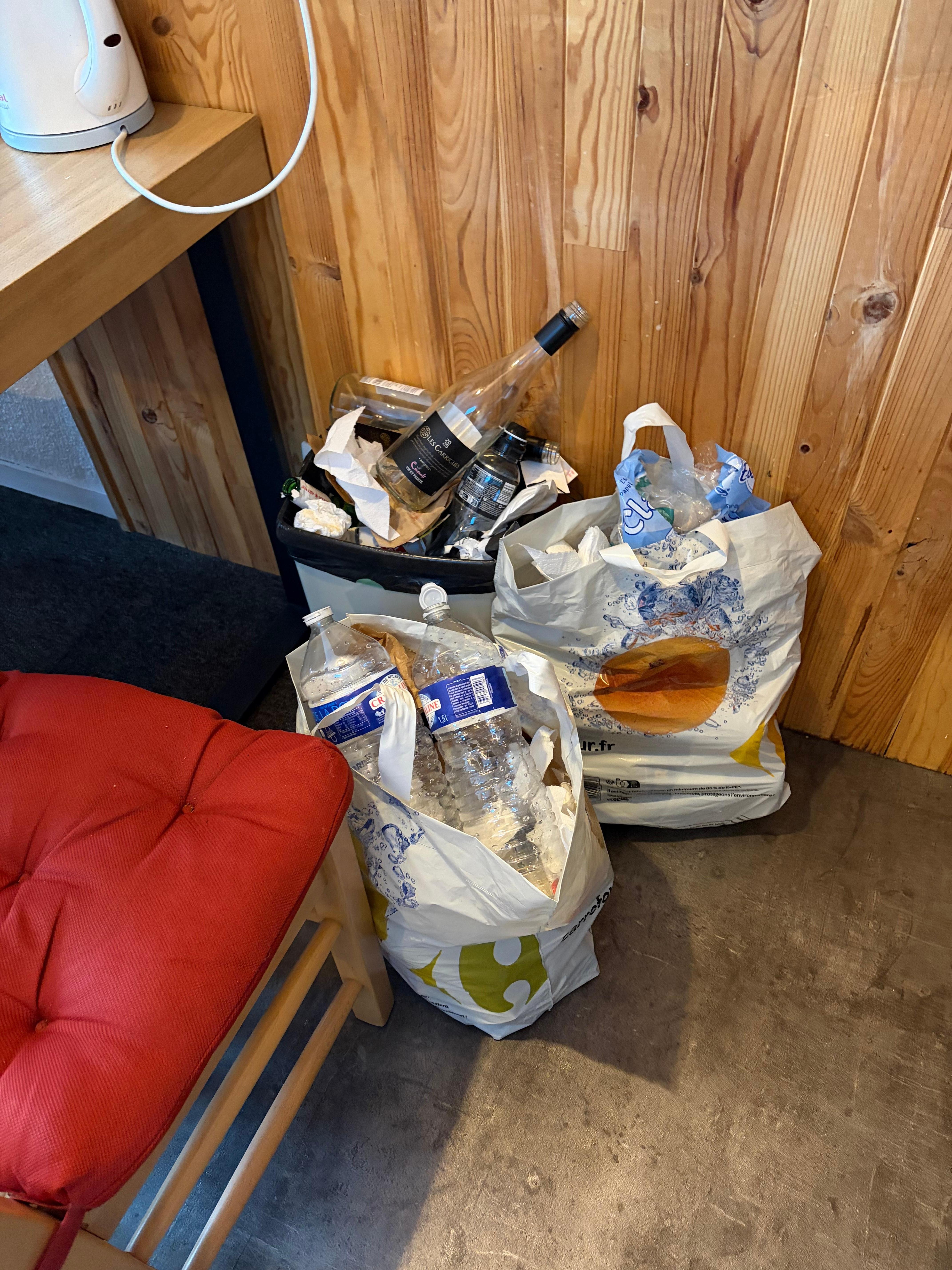 Poubelle des anciens locataires pas sorties… 