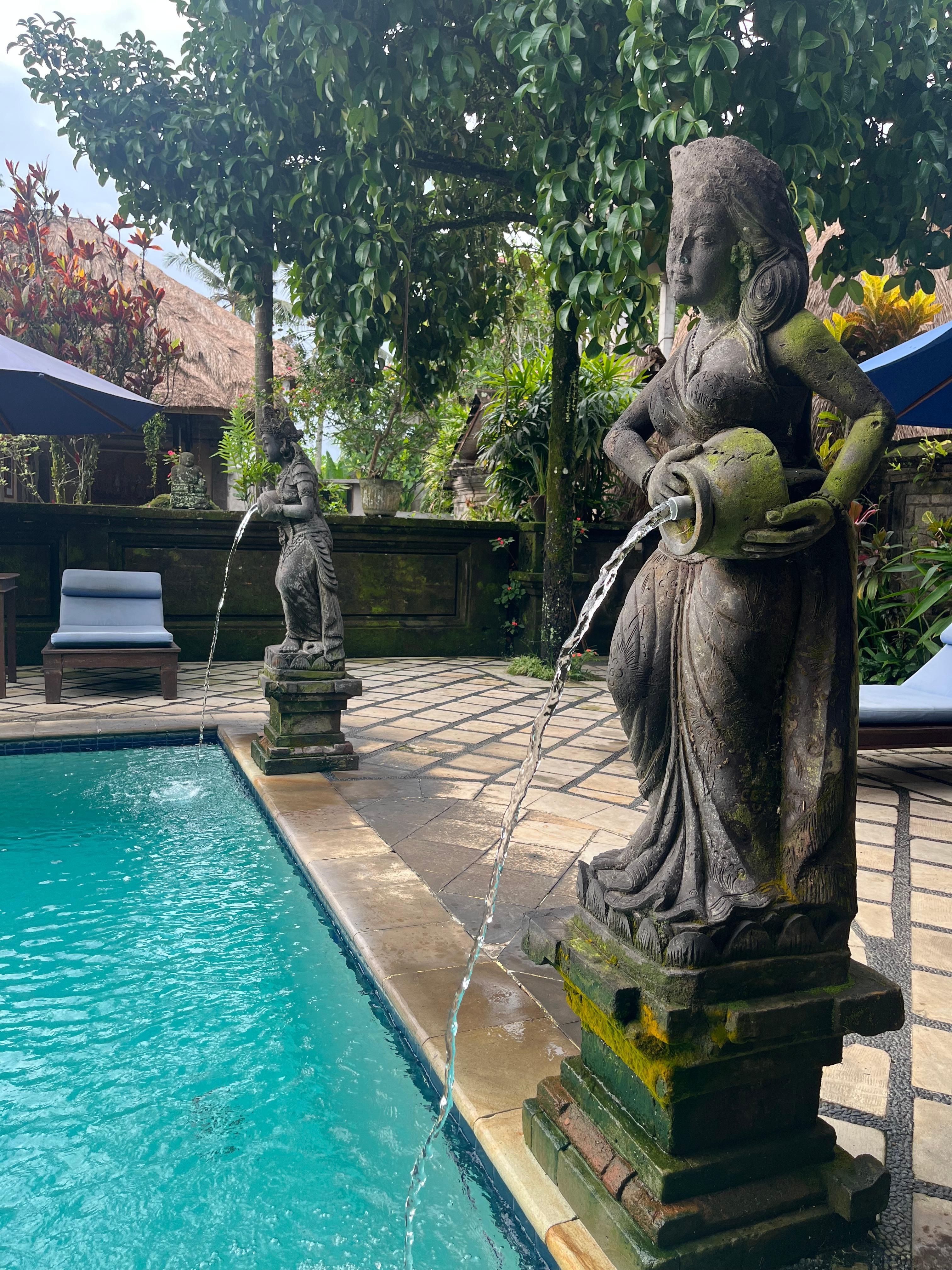 プールの石像が素敵です。