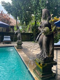 プールの石像が素敵です。