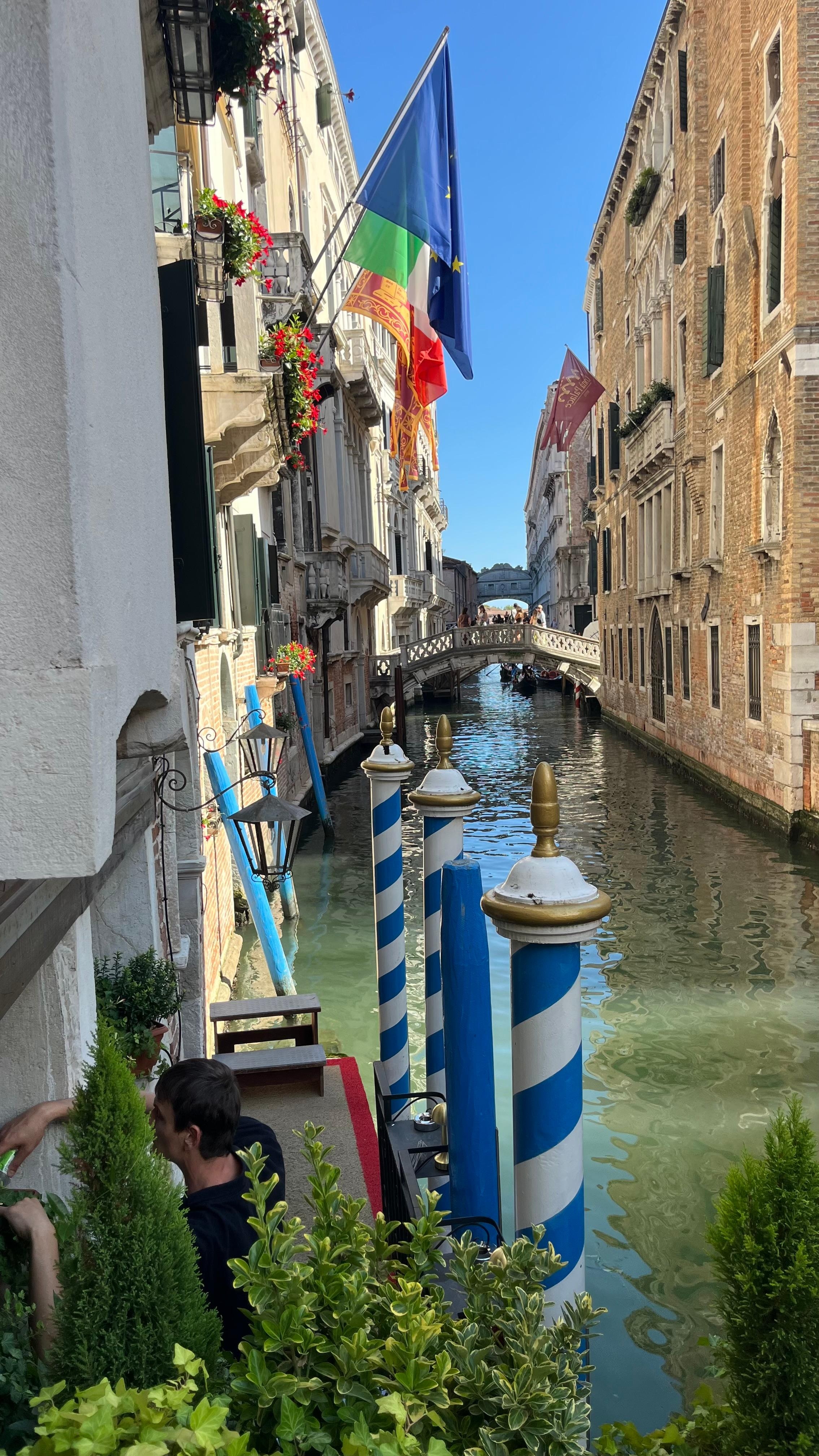 Charmosa entrada para o hotel 