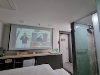 빔프로젝트 스크린 오른쪽 출입문