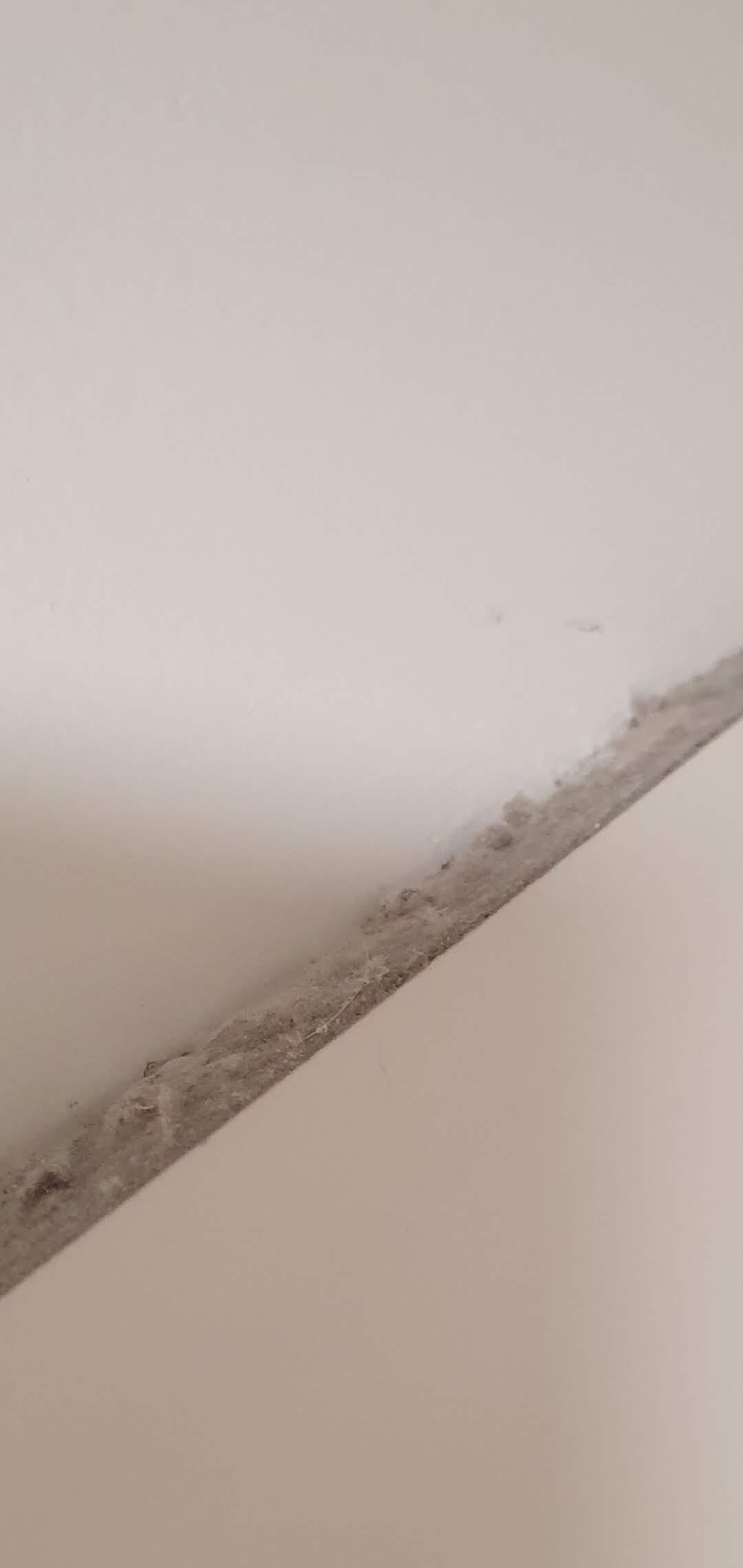 Im Bad, nur ein Stück von der Kante obendrauf 