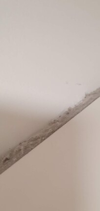 Im Bad, nur ein Stück von der Kante obendrauf