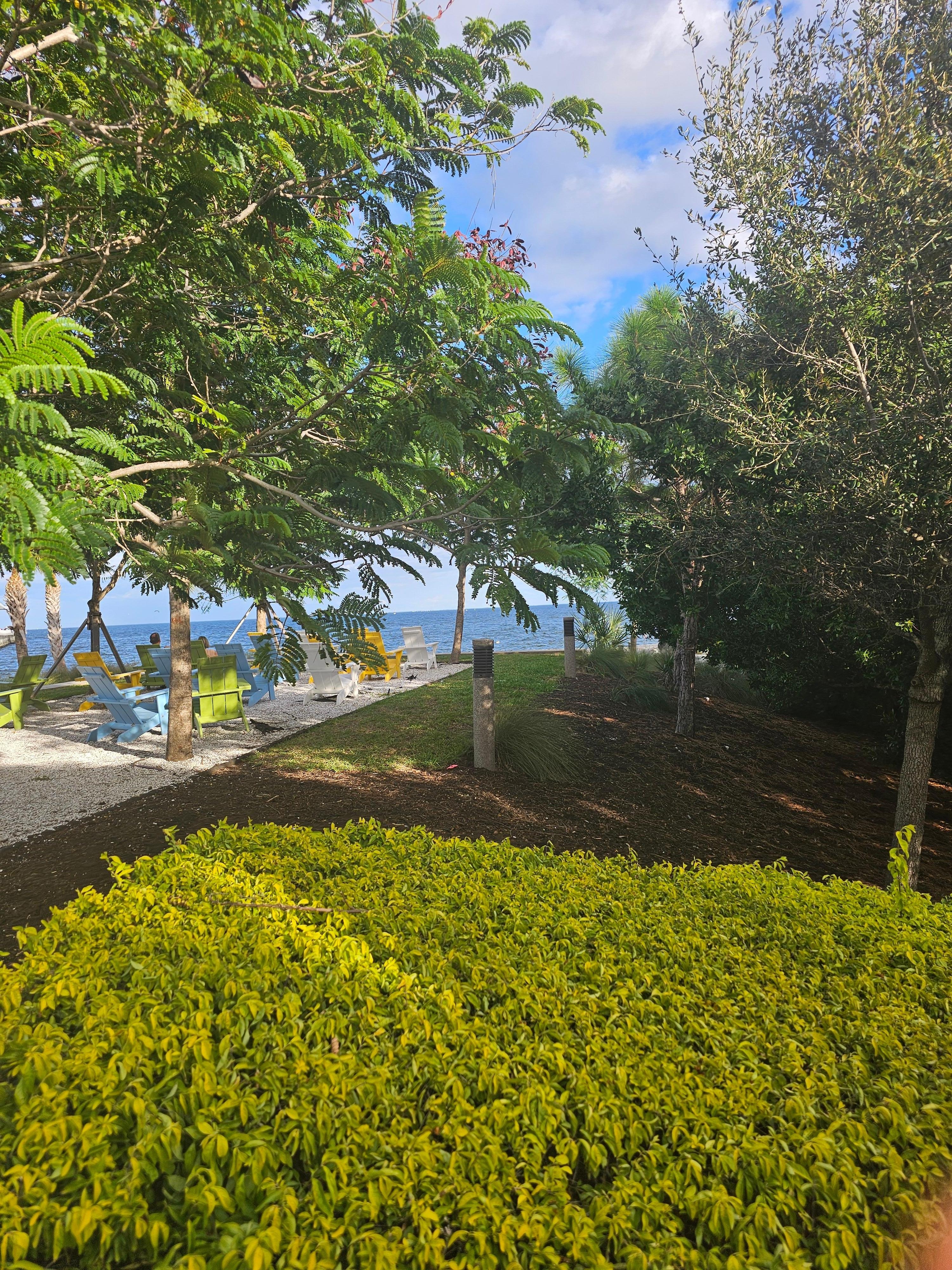 Restaurant close to the water 
