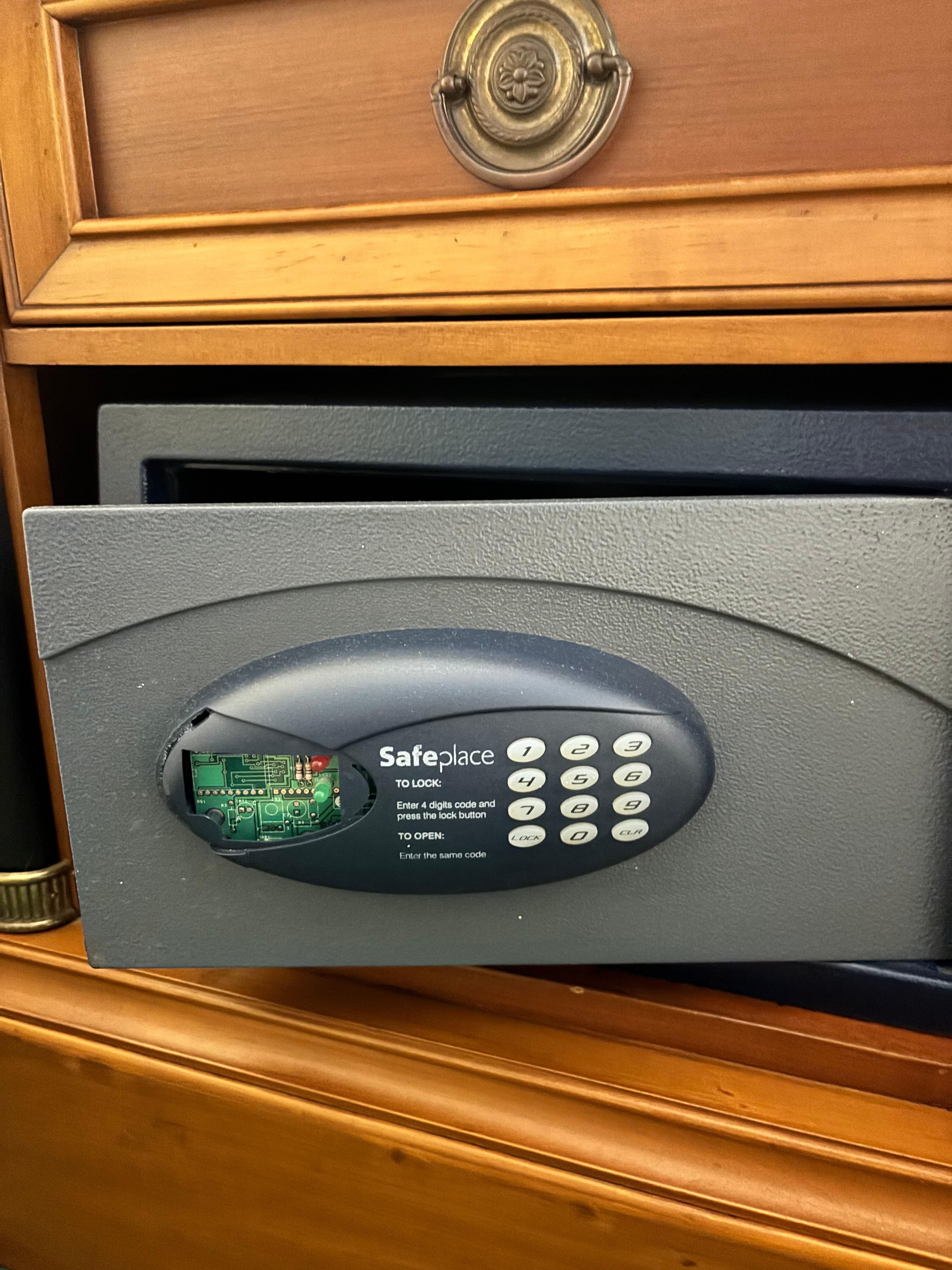 Asi la caja fuerte de la habitación. 