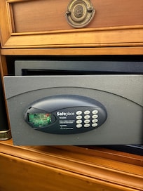 Asi la caja fuerte de la habitación.