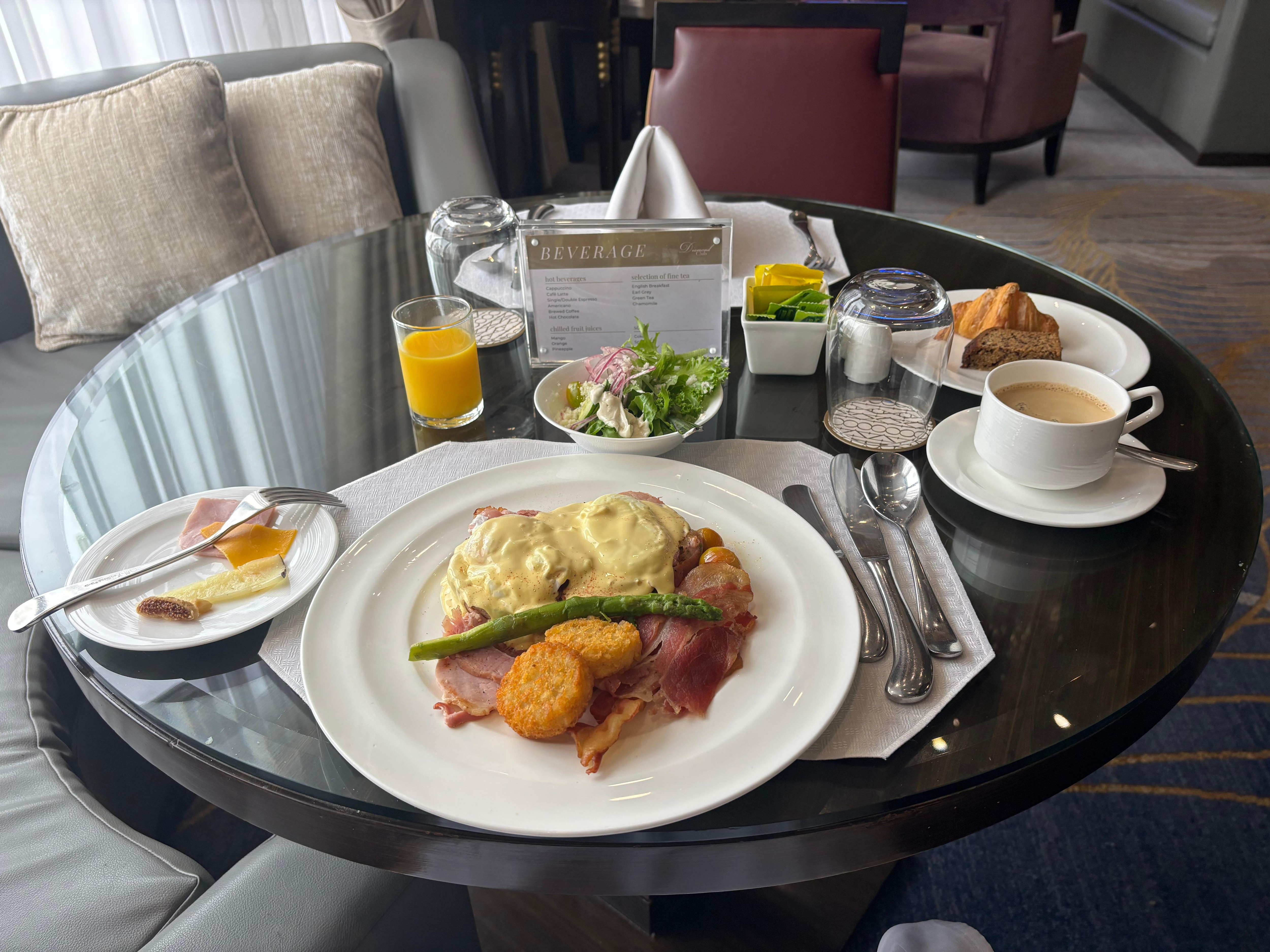 朝食のメインはメニューから選べます。私はエッグベネディクトを選びました。
