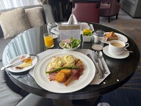 朝食のメインはメニューから選べます。私はエッグベネディクトを選びました。