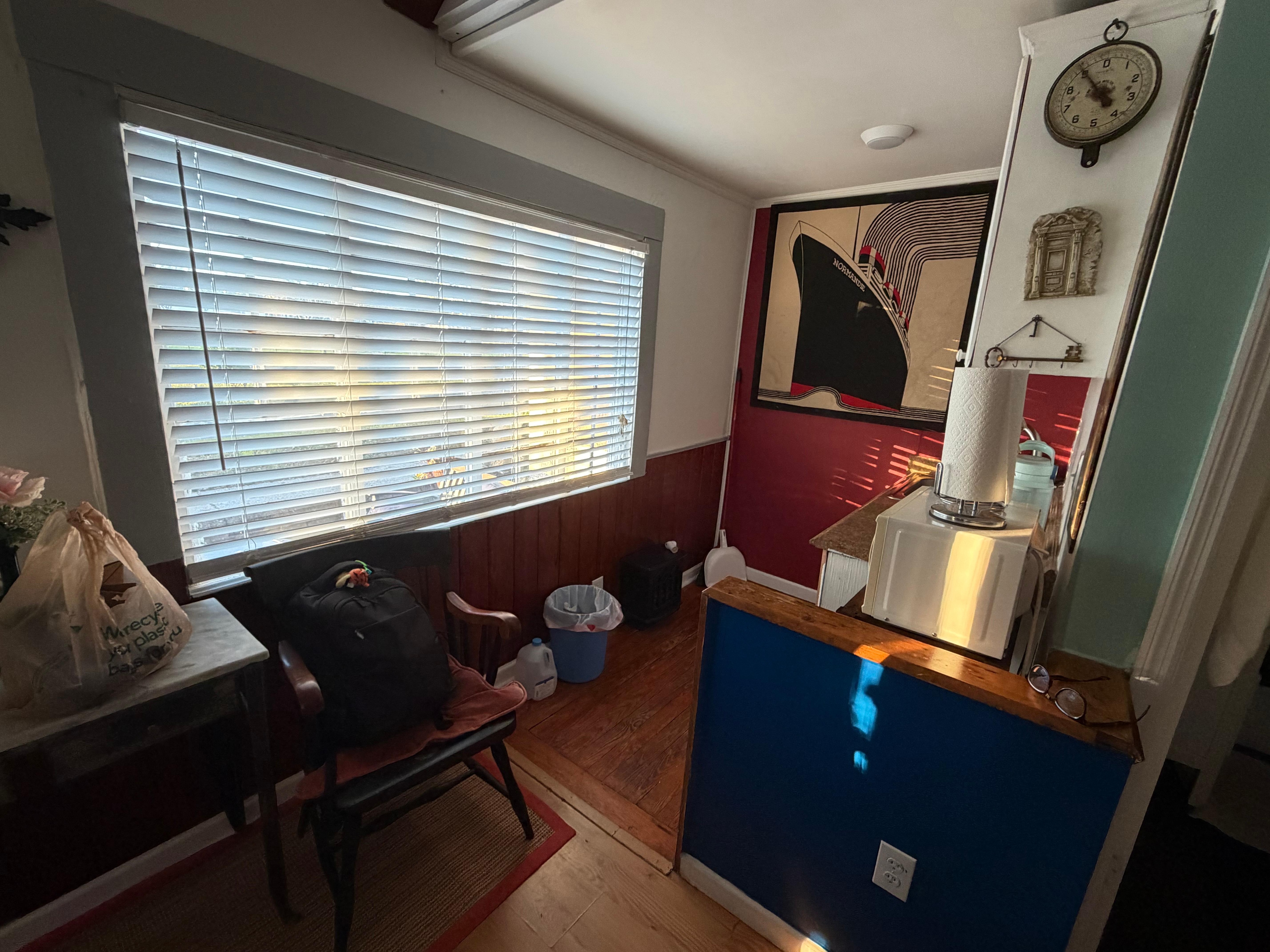 Nice little kitchen.