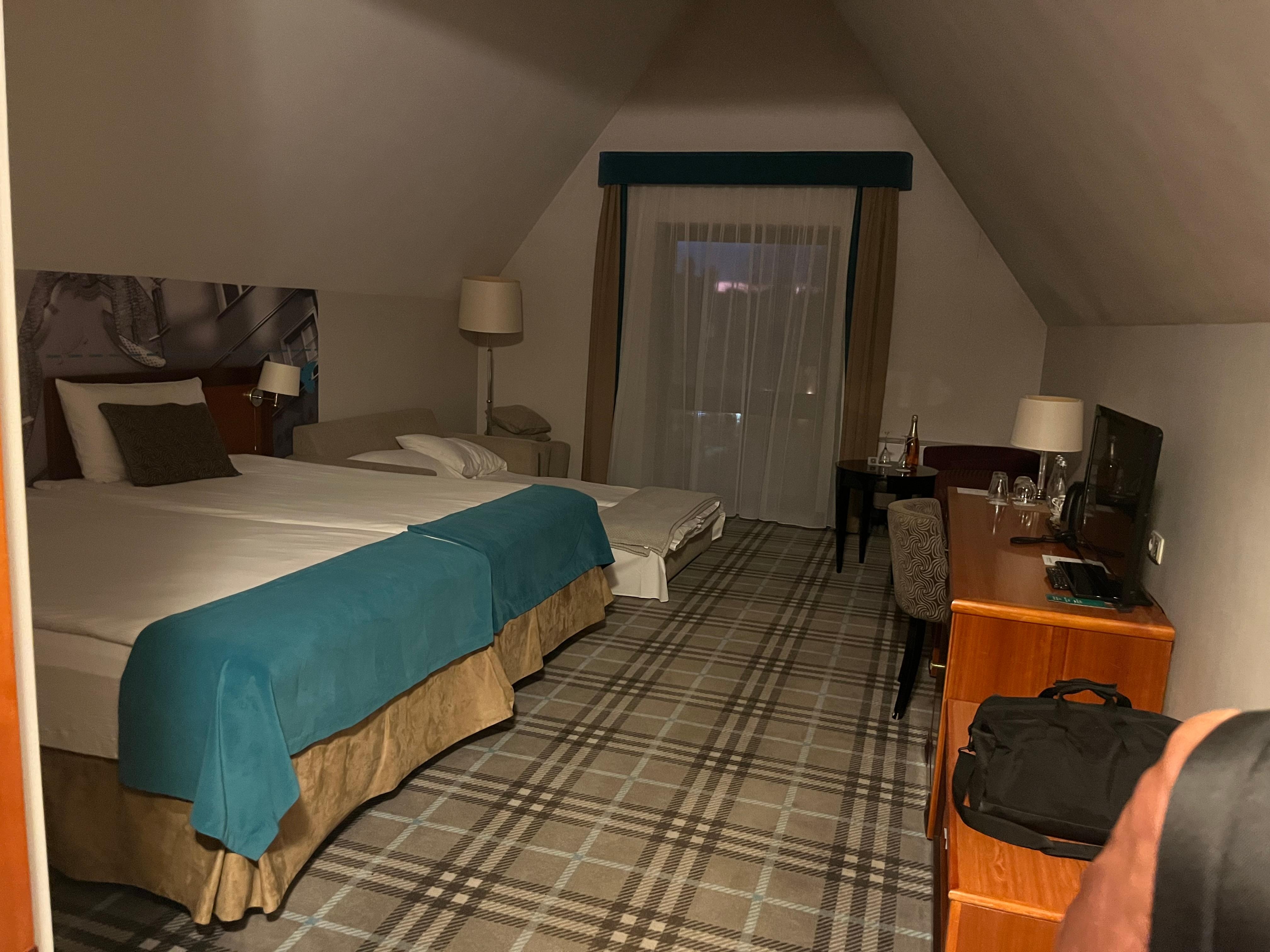 Huone lisävuoteella. Iso kylpyhuone ammeella.