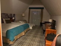 Huone lisävuoteella. Iso kylpyhuone ammeella.