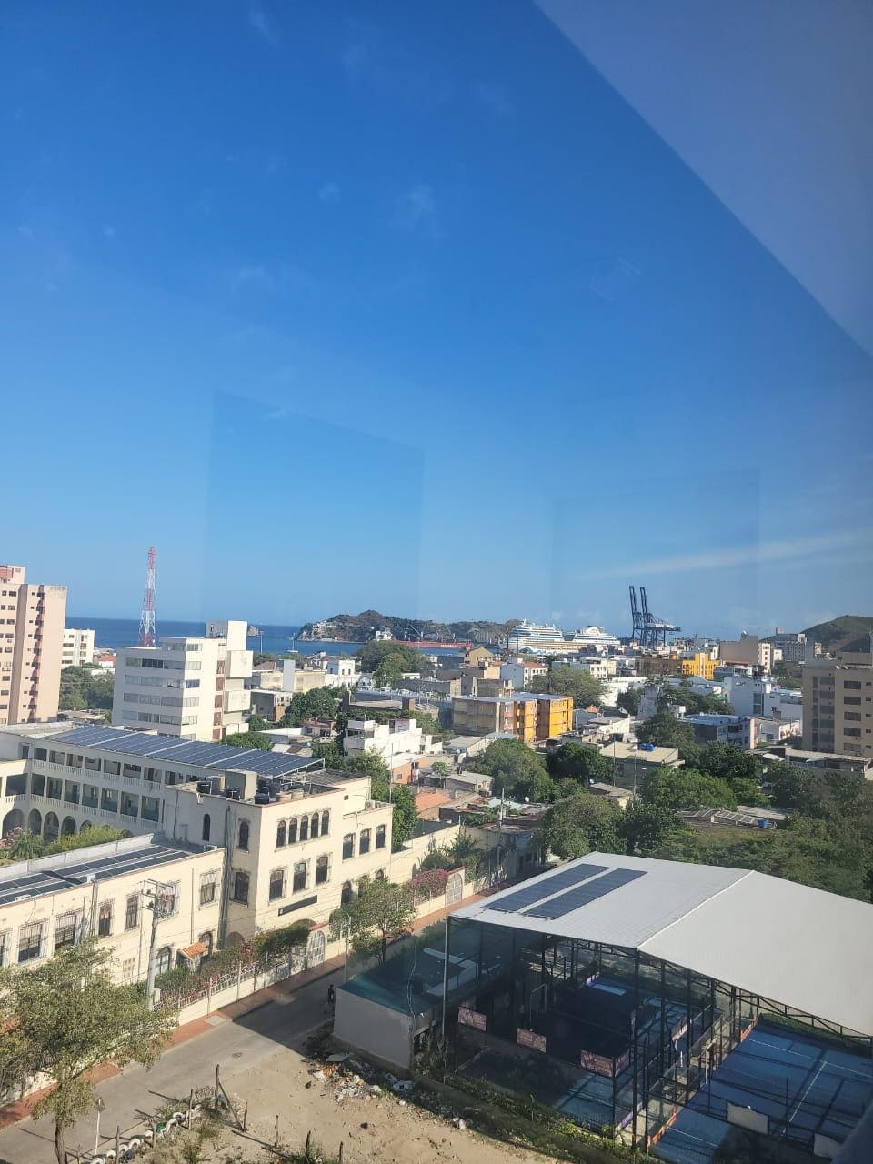 Desde la terraza se puede disfrutar de una vista privilegiada: por un lado, el mar y, por el otro, las montañas, creando un paisaje realmente espectacular.

