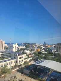 Desde la terraza se puede disfrutar de una vista privilegiada: por un lado, el mar y, por el otro, las montañas, creando un paisaje realmente espectacular.