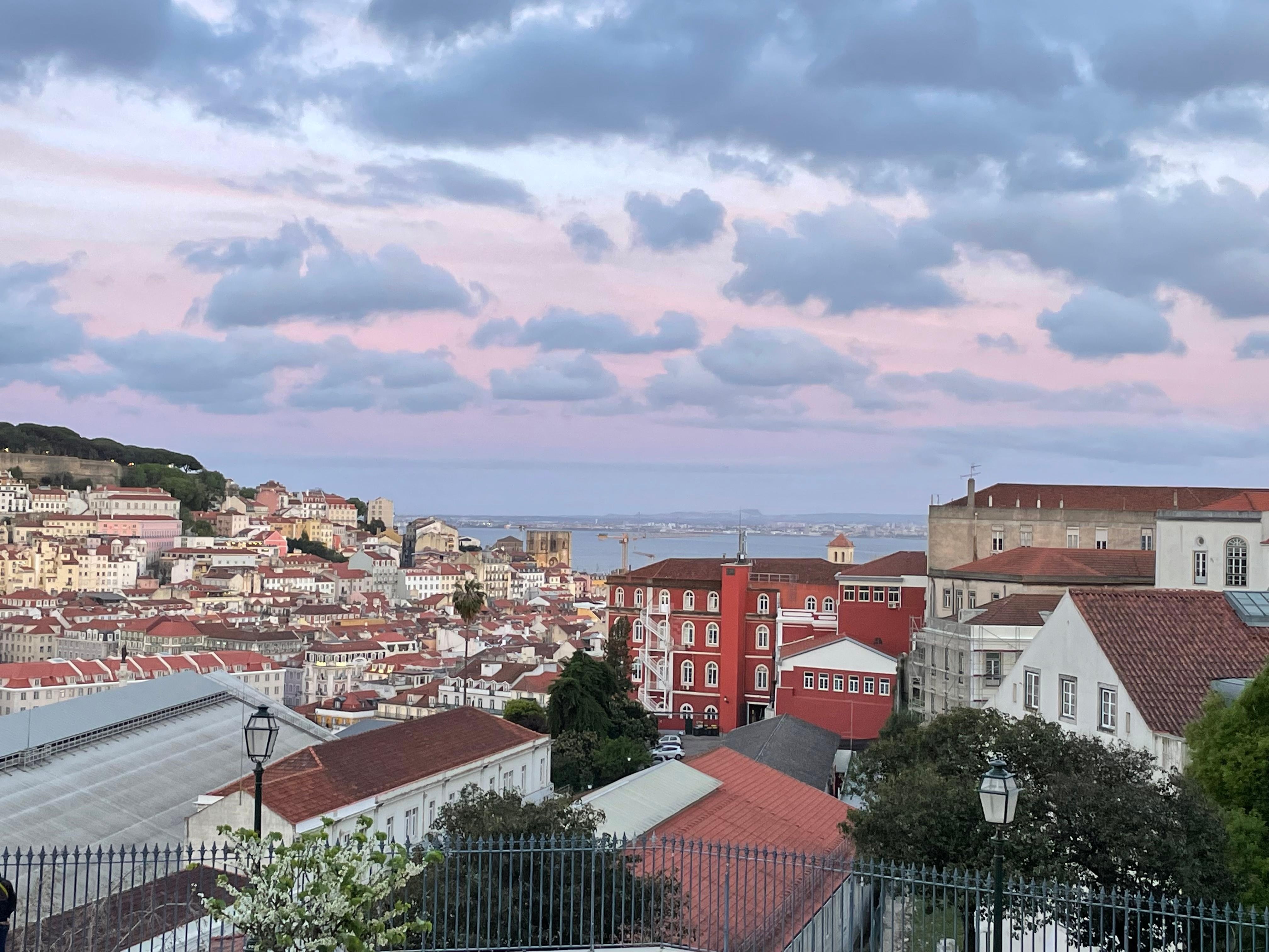 Utsikt fra plassen rett utenfor hvor det ofte er gateartister som opptrer .